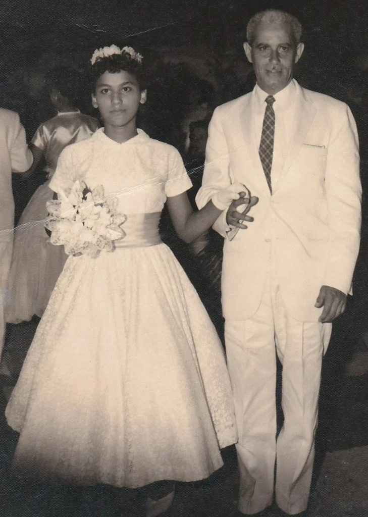 Con su abuelo Rafael Sánchez Lalebret en la graduación de secundaria en el Colegio Amador (Foto: Cortesía)