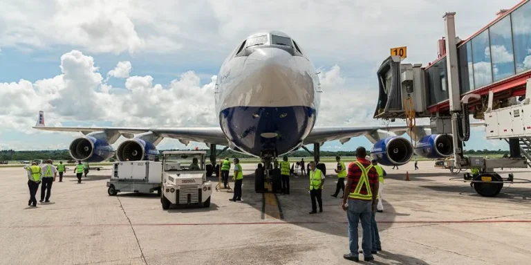 El régimen de La Habana extiende hasta abril la alerta por falta de combustible en todos los aeropuertos cubanos