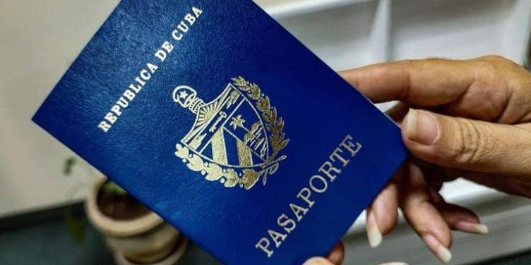 El régimen cubano encarece el pasaporte para emigrantes ocho meses después de tildar el aumento de «falsa» información