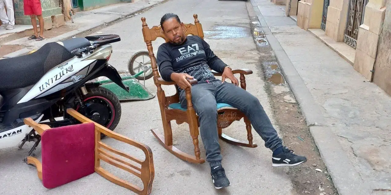 Hombre bloquea vía en La Habana Vieja en protesta por crisis habitacional y abandono institucional