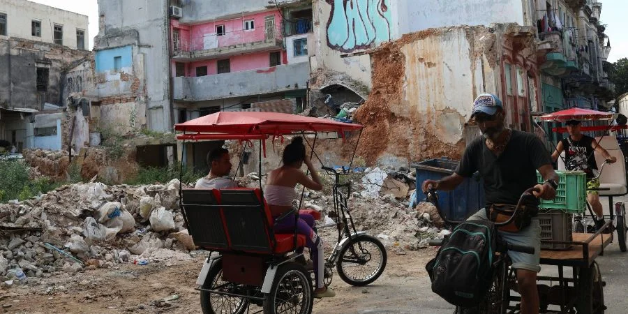 El régimen cubano maquilla la crisis estructural transformando la isla en un parque temático para turistas ideológicos