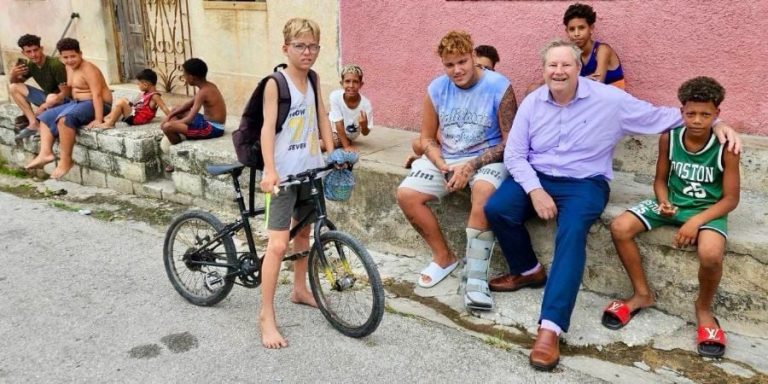 EE.UU. distribuye ayuda humanitaria en Villa Clara mientras el régimen de La Habana cuestiona la operación