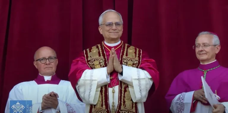 El cardenal estadounidense Robert Francis Prevost es electo Papa y asume como León XIV