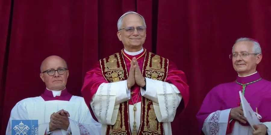 El cardenal estadounidense Robert Francis Prevost es electo Papa y asume como León XIV