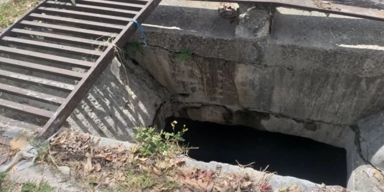 Anciano cae en tragante sin protección en Santos Suárez tras meses de negligencia del gobierno cubano