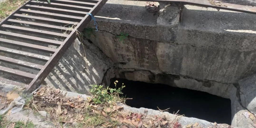 Anciano cae en tragante sin protección en Santos Suárez tras meses de negligencia del gobierno cubano