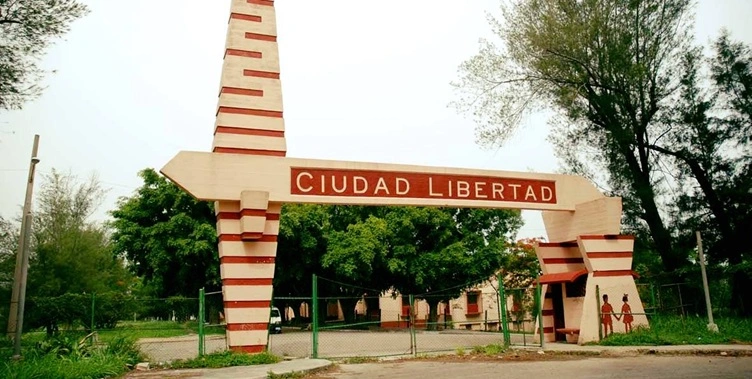 Díaz-Canel recurre a una \»escuela vitrina\» en La Habana para maquillar el colapso educativo en Cuba