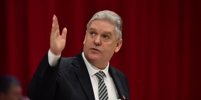 La caída en desgracia de Alejandro Gil: chivo expiatorio de la crisis económica y víctima de las pugnas de poder en Cuba