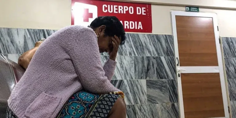 Pacientes fallecen en salas de urgencias en Cuba ante el colapso hospitalario y la escasez crítica de medicamentos