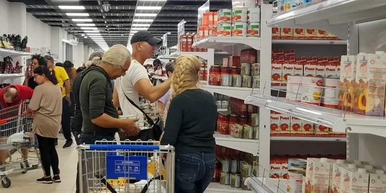 El régimen de La Habana flexibiliza el uso del dólar para el sector privado pero retiene el 20% de sus divisas