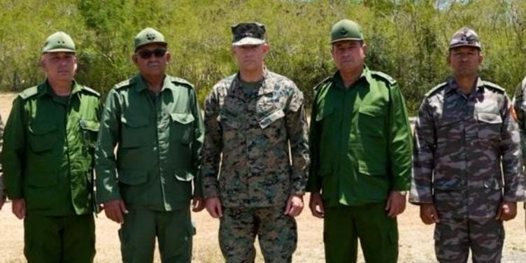Jefe del Comando Sur de EE.UU. sostiene inusual encuentro con altos mandos militares del régimen cubano en Guantánamo