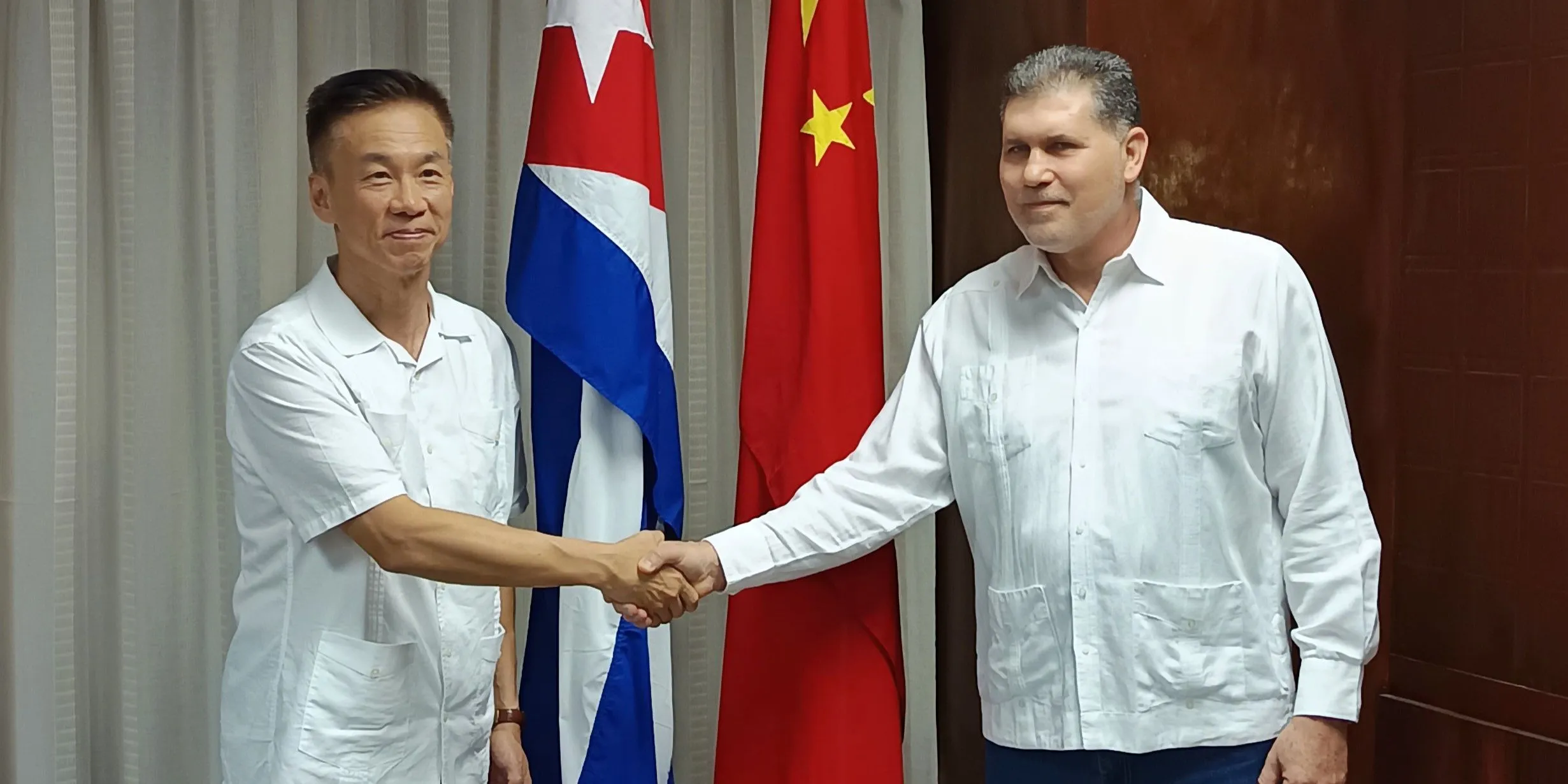 China entrega 5.000 paneles solares a Cuba ante el profundo colapso del sistema eléctrico nacional