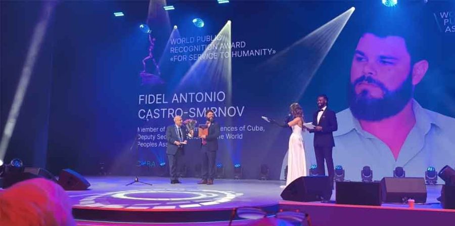 El nieto de Fidel Castro recibe un cuestionado premio en Moscú tras ser nombrado directivo de la organización otorgante