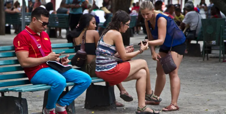 El saldo móvil emerge como moneda paralela en Cuba tras la dolarización forzada de ETECSA
