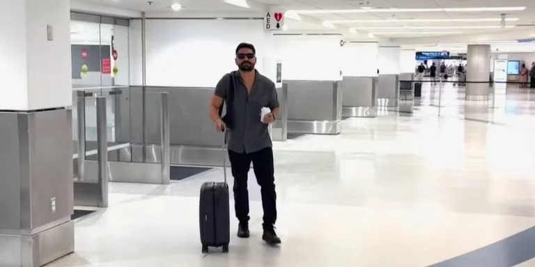 El actor Alejandro Cuervo arriba a Miami y se suma al éxodo de figuras públicas que abandonan la crisis en Cuba