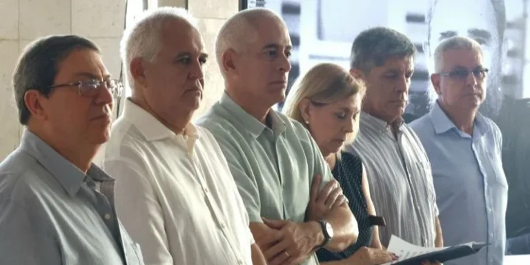 Régimen de La Habana recibe a diplomáticos expulsados por Ecuador y arremete contra la comunidad internacional