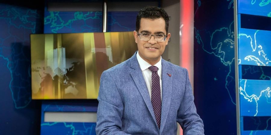 Conductor estatal Abdiel Bermúdez, negador del 11J, se instala en México junto a su esposa