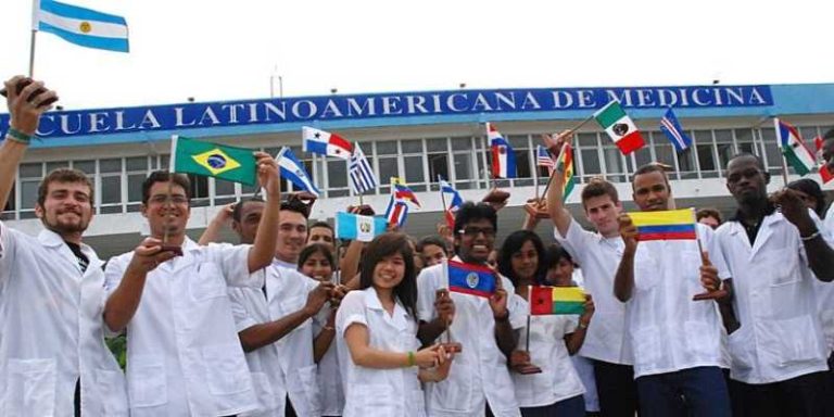 Diputado mexicano urge a Sheinbaum rescatar a 15 médicos varados en Cuba ante el colapso de la isla