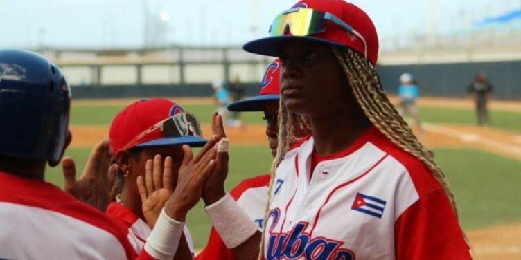 Dictadura cubana sanciona a 12 peloteras por presunto hurto en Japón y silencia denuncias de abusos institucionales