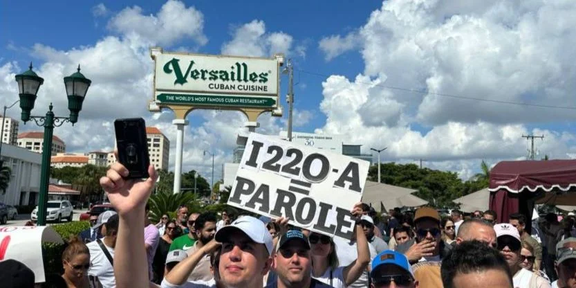 Audiencia del 26 de agosto define el futuro migratorio de casi mil cubanos con I-220A en Estados Unidos