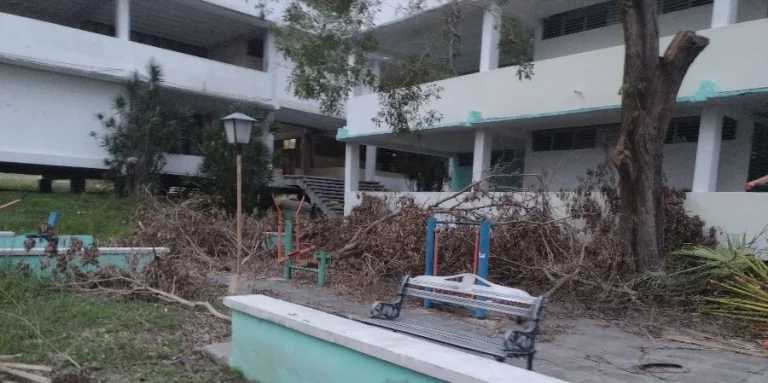 Estudiantes de Medicina en Santiago de Cuba denuncian condiciones insalubres y obligatoriedad académica tras el huracán Melissa