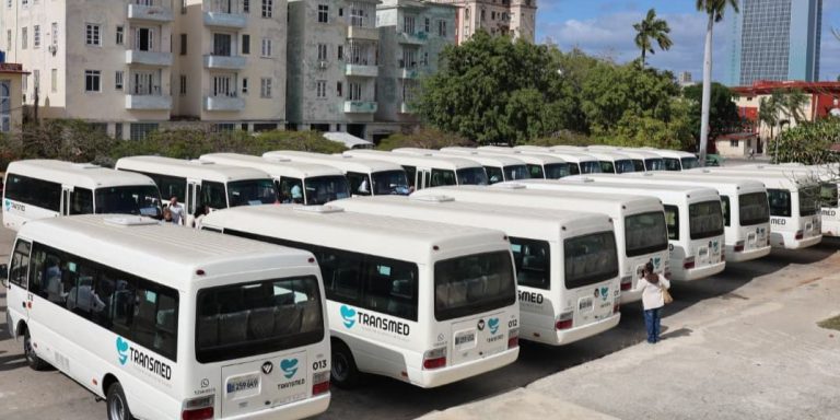 El régimen de La Habana crea la empresa estatal TRANSMED para paliar el colapso del transporte del personal sanitario