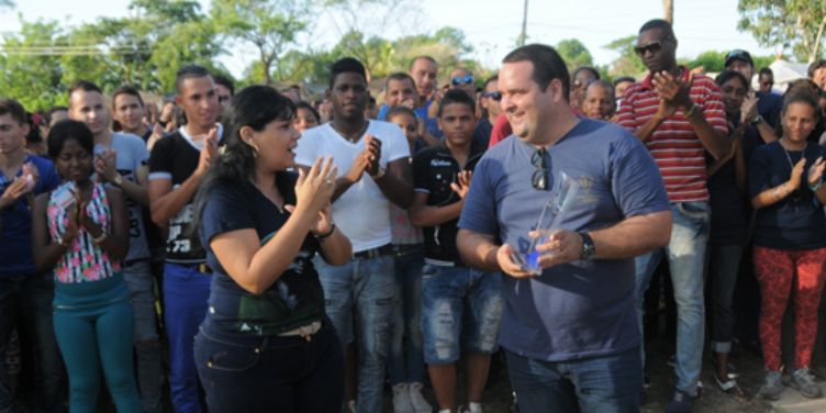 Exdirigente de la juventud comunista en La Habana abre empresa de envíos en Florida tras obtener asilo en EE. UU.