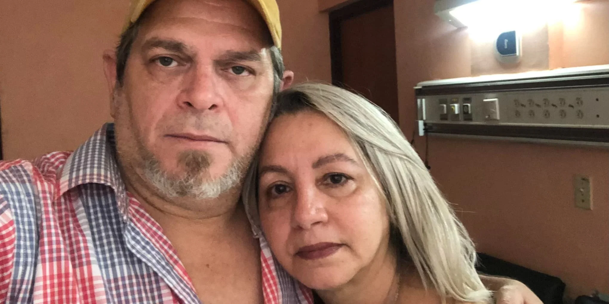 Actor Alejandro Palomino clama por cirugía urgente para su esposa ante el colapso del sistema sanitario cubano