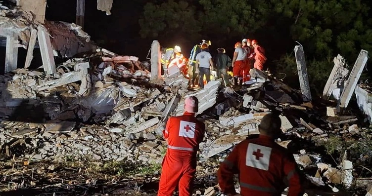 Derrumbe de antigua escuela en Remedios deja personas atrapadas y expone el abandono estructural en Cuba