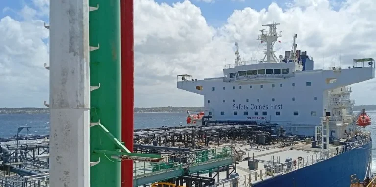 Petrolero ruso con 300.000 barriles desvía su rumbo y sume a Cuba en una profunda incertidumbre energética