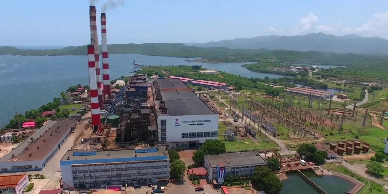 El régimen cubano presume de refinación de crudo nacional mientras la isla sufre un déficit energético del 64%