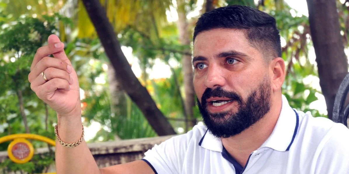 El actor Alejandro Cuervo admite su autocensura en Cuba y enfrenta el rechazo del exilio durante su visita a EE. UU.