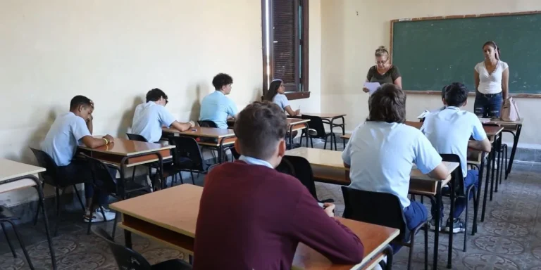 Solo el 51,5 % de los aspirantes cubanos supera los exámenes de ingreso a la universidad, evidenciando el colapso educativo
