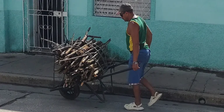 Crisis energética y falta de pagos obligan a miles de holguineros a cocinar con leña ante el colapso del gas licuado
