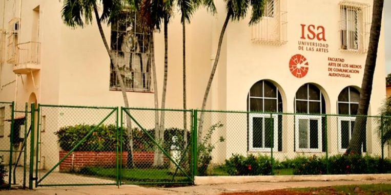Estudiantes de la Facultad FAMCA rechazan comisión de ETECSA y denuncian hostigamiento de la dictadura cubana