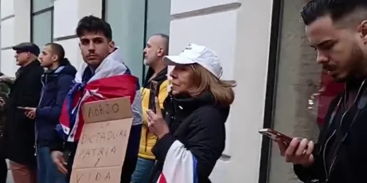 Exiliados cubanos repudian en Madrid al canciller Bruno Rodríguez y exigen libertad para los presos políticos
