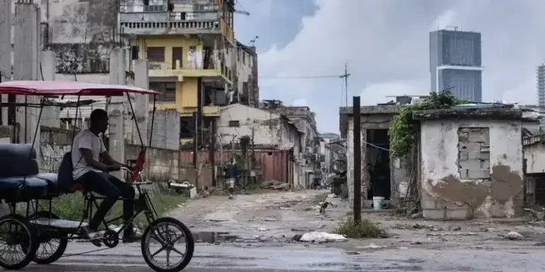Maestra jubilada en La Habana sobrevive con 3.000 pesos y teme quedar sepultada por el derrumbe de su vivienda