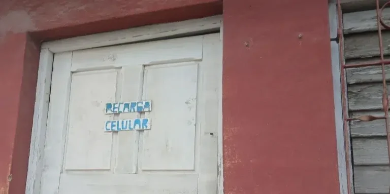 El tarifazo de ETECSA impulsa un lucrativo mercado negro de reventa de saldo móvil en Cuba