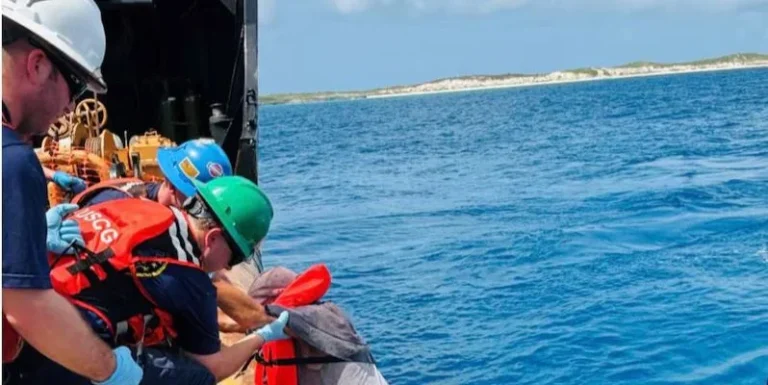 Guardia Costera de EE.UU. rescata a 20 migrantes cubanos varados en un islote deshabitado de Bahamas