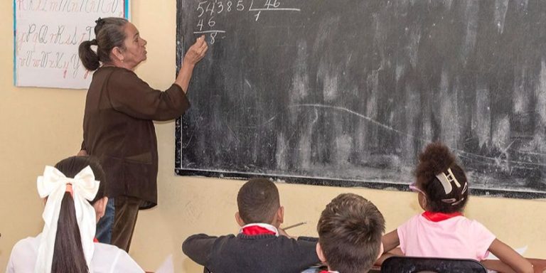 El costo impagable de la educación \»gratuita\» en Cuba: las familias se enfrentan al inicio del curso escolar entre la crisis y la represión