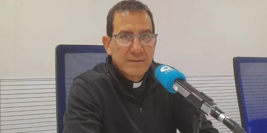 El sacerdote Alberto Reyes señala que la falta de libertades, y no las medidas económicas, es la raíz de la crisis cubana