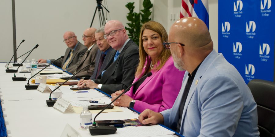 Oposición y expertos debaten en Miami la hoja de ruta para la reconstrucción democrática de Cuba