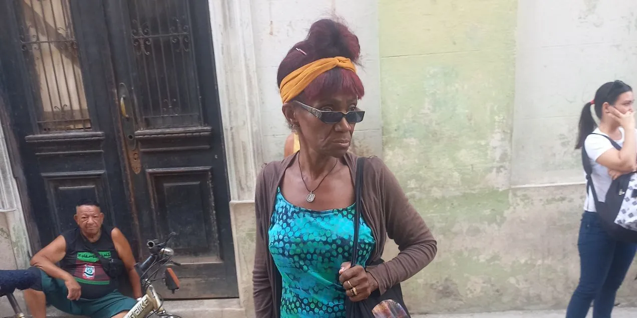 Habanera desafía al régimen en fila bancaria y responsabiliza al gobierno cubano del colapso económico: «En Cuba no hay bloqueo»