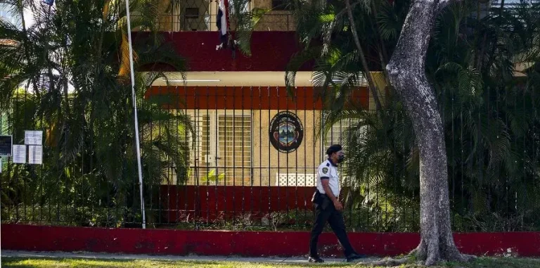 El régimen de La Habana busca oxígeno diplomático mientras la presión social estalla en las calles de Cuba