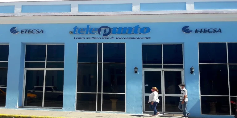 ETECSA impone una tasa de cambio ficticia inferior a 25 CUP por dólar para captar divisas de la diáspora