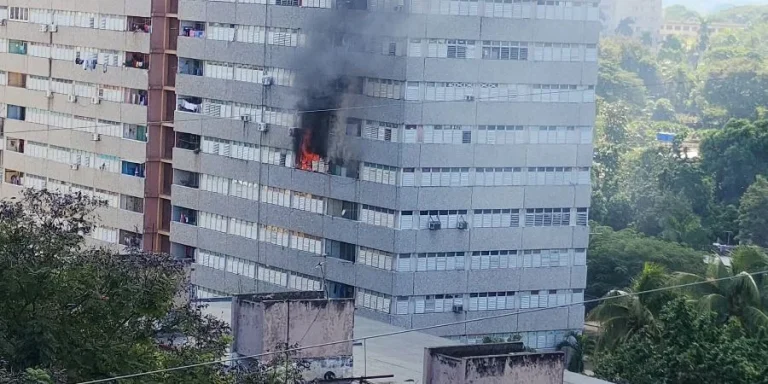 Fallece una persona en incendio en Plaza de la Revolución mientras el régimen mantiene la opacidad sobre el siniestro