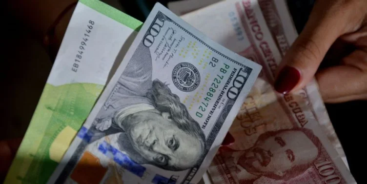 El dólar y el euro repuntan en el mercado informal cubano ante el descalabro de la política monetaria