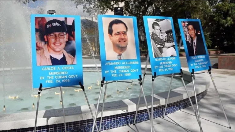 Dictadura cubana impone cercos policiales a periodistas independientes en el aniversario de la República