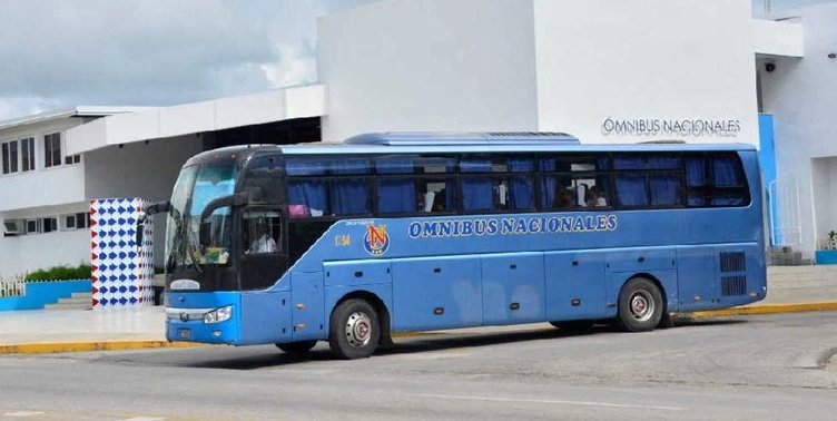 Ómnibus Nacionales reanuda operaciones en Cuba tras el huracán Melissa ante un panorama de devastación en el oriente