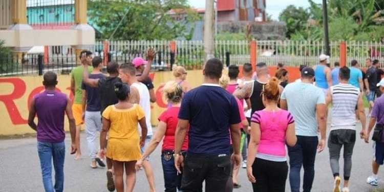 Cacerolazos en La Habana: Ciudadanos protestan por colapso eléctrico y presencia policial se despliega en las calles
